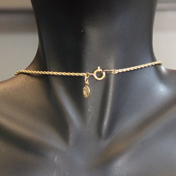 Gold-tone Pink and White Cameo Pendant Necklace - Picture 5 of 10